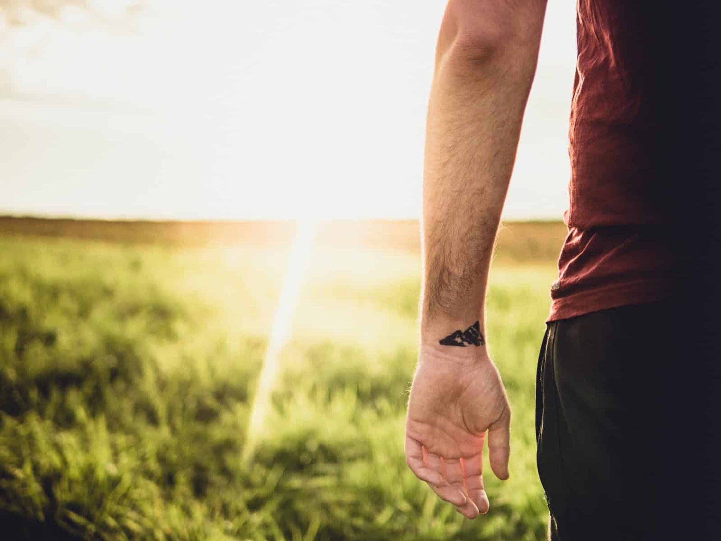 persona tatuata di spalle