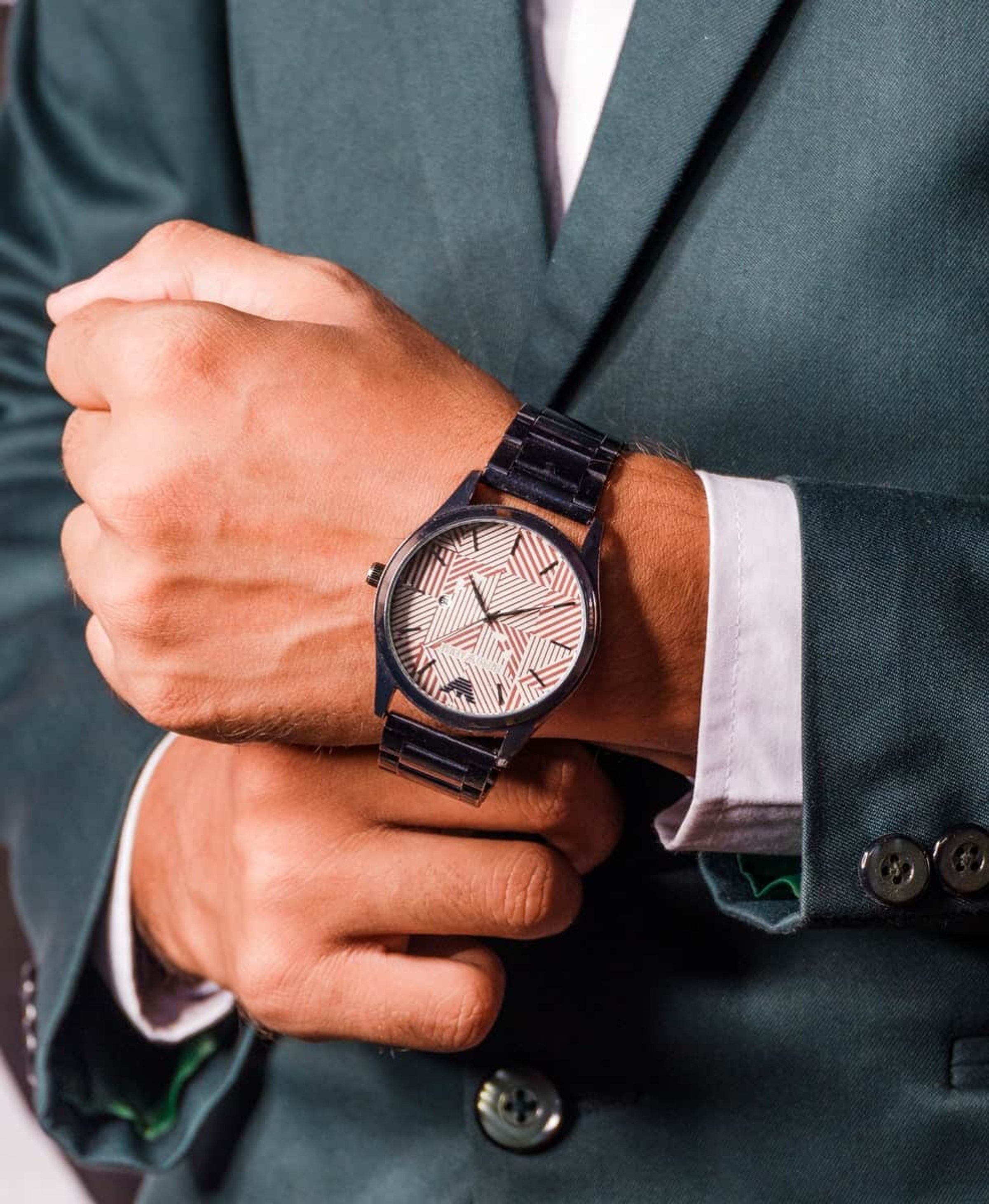 uomo classico orogologio